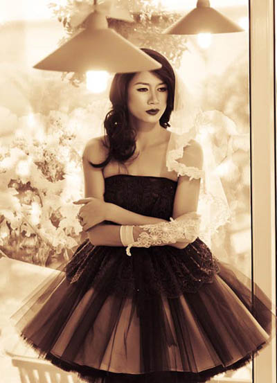 Chân dài gốc Hà Nội diễn tả vẻ buồn bã, ưu tư khi không trọn giấc mơ được làm cô dâu.